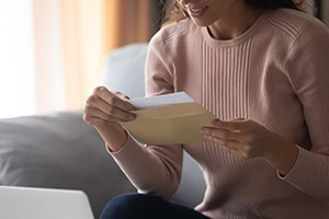 woman-reading-letter-on-couch